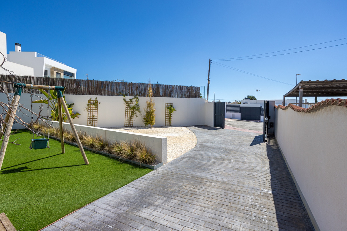Se vende Villa - Chalet de 4 dormitorios en Costa Blanca, Alicante, España