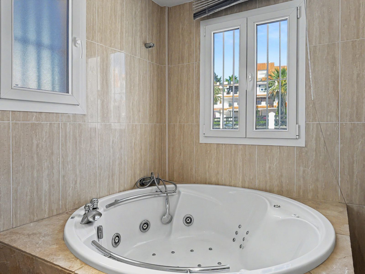Se vende Villa - Chalet de 6 dormitorios en Costa Del Sol, Málaga, España