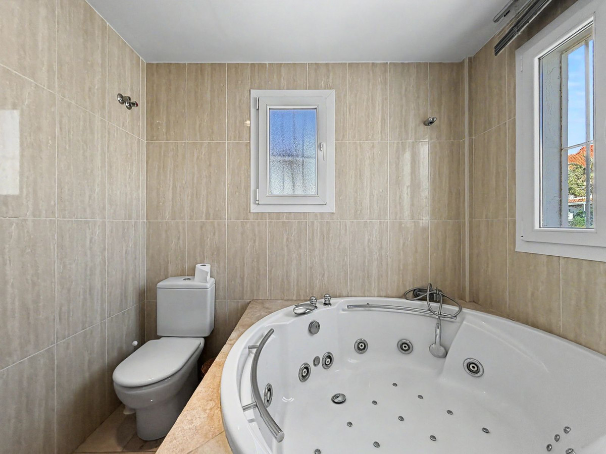 Se vende Villa - Chalet de 6 dormitorios en Costa Del Sol, Málaga, España