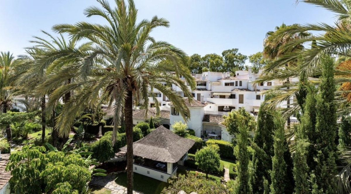 4 Bed Apartment for sale in Elviria Costa Del Sol, Málaga, Spain