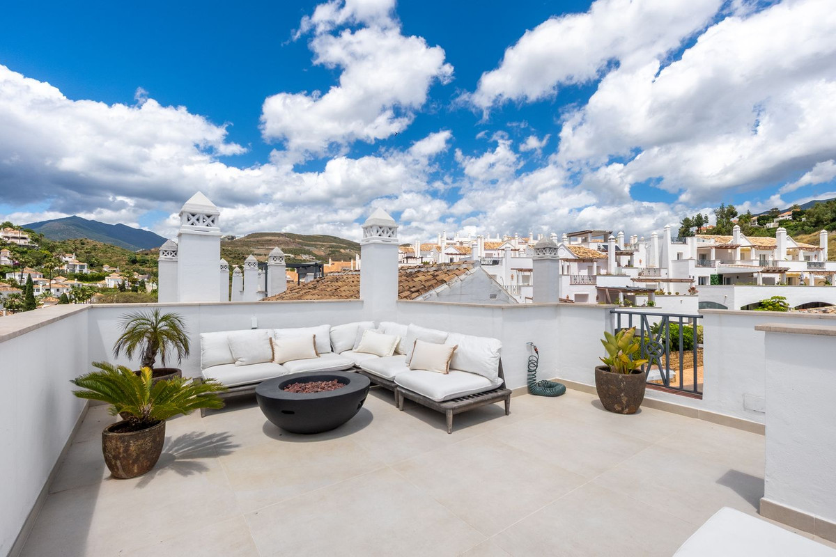 3 Bed Apartment for sale in Nueva Andalucía Costa Del Sol, Málaga, Spain