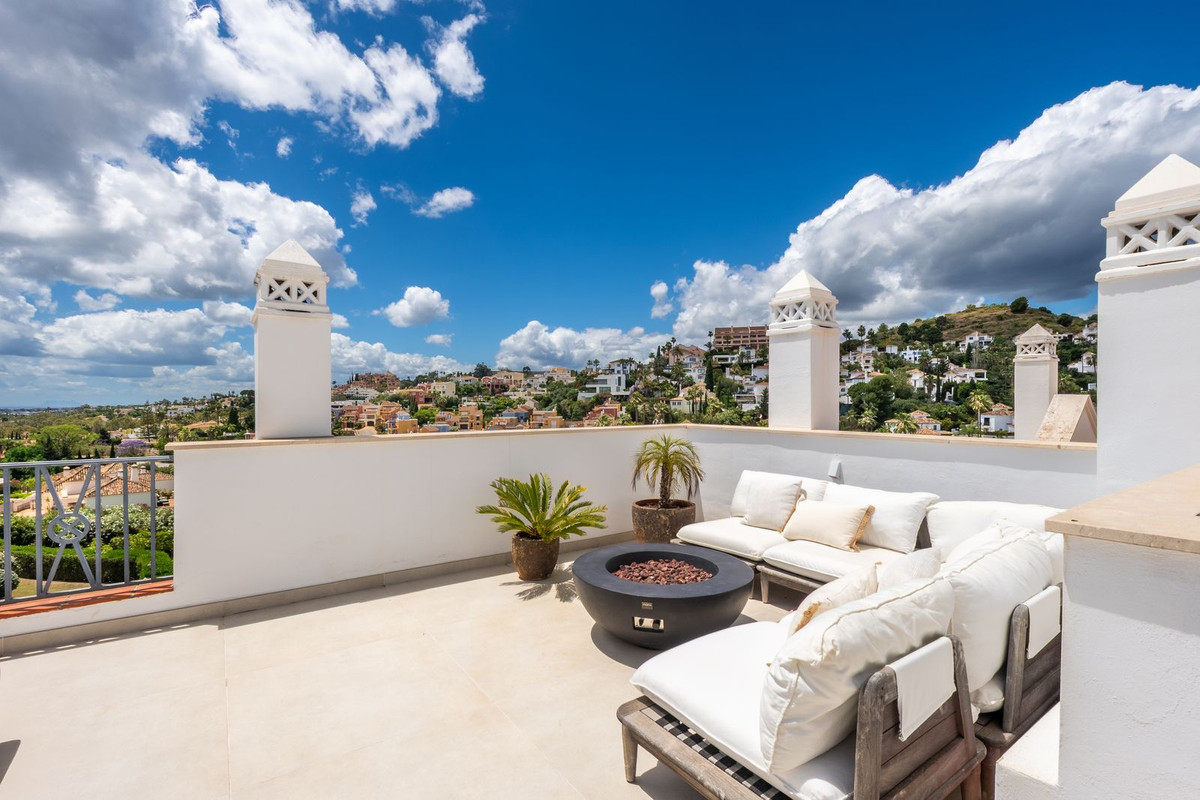 3 Bed Apartment for sale in Nueva Andalucía Costa Del Sol, Málaga, Spain