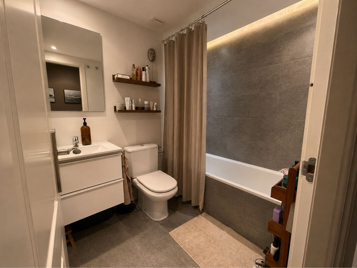 Se vende Apartamento en Planta Última de 2 dormitorios en Costa Del Sol, Málaga, España