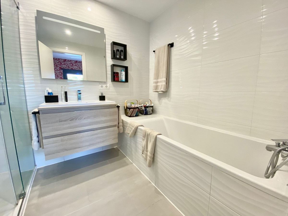 Se vende Villa - Chalet de 4 dormitorios en Costa Del Sol, Málaga, España