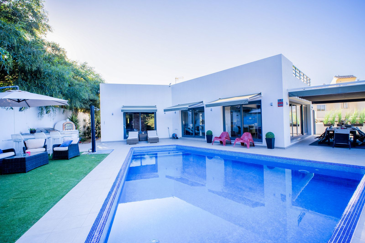 Se vende Villa - Chalet de 4 dormitorios en Costa Del Sol, Málaga, España