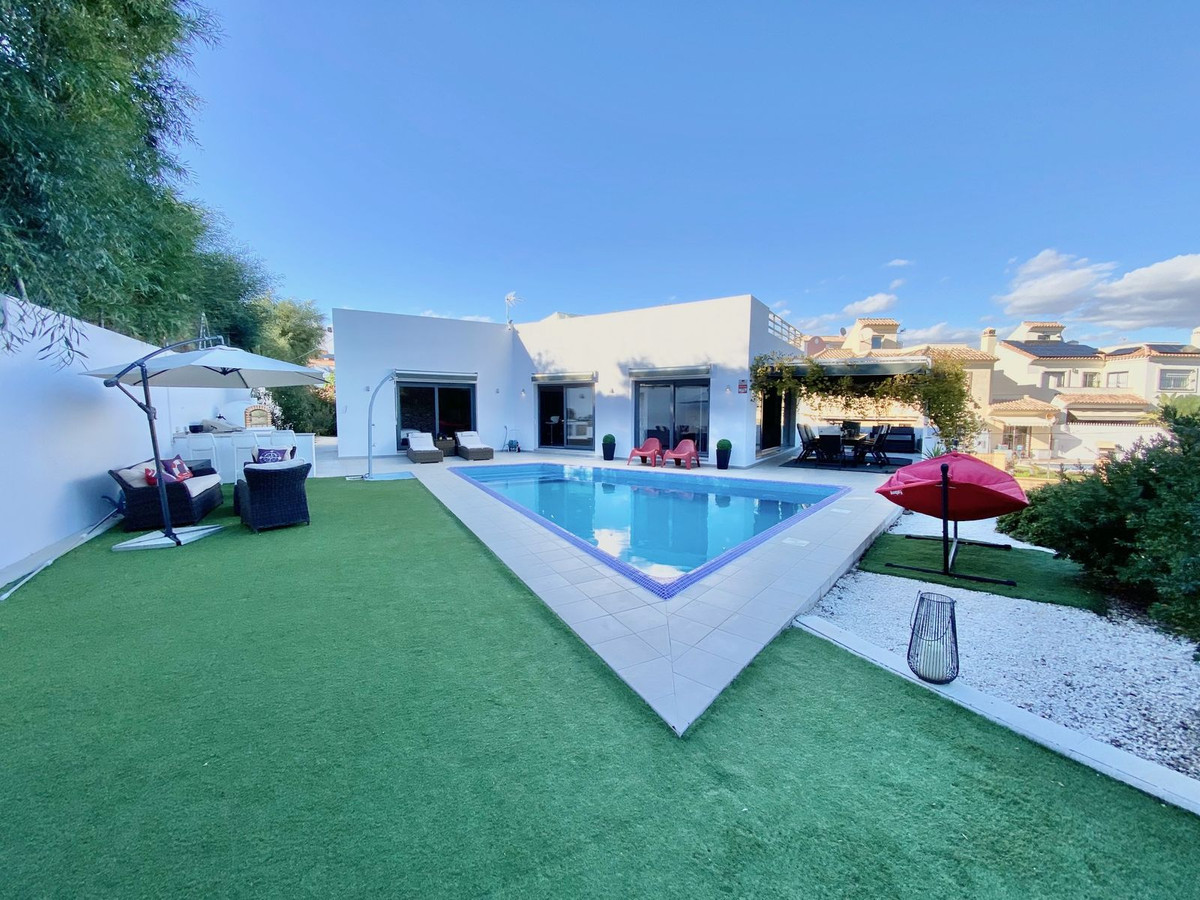Se vende Villa - Chalet de 4 dormitorios en Costa Del Sol, Málaga, España