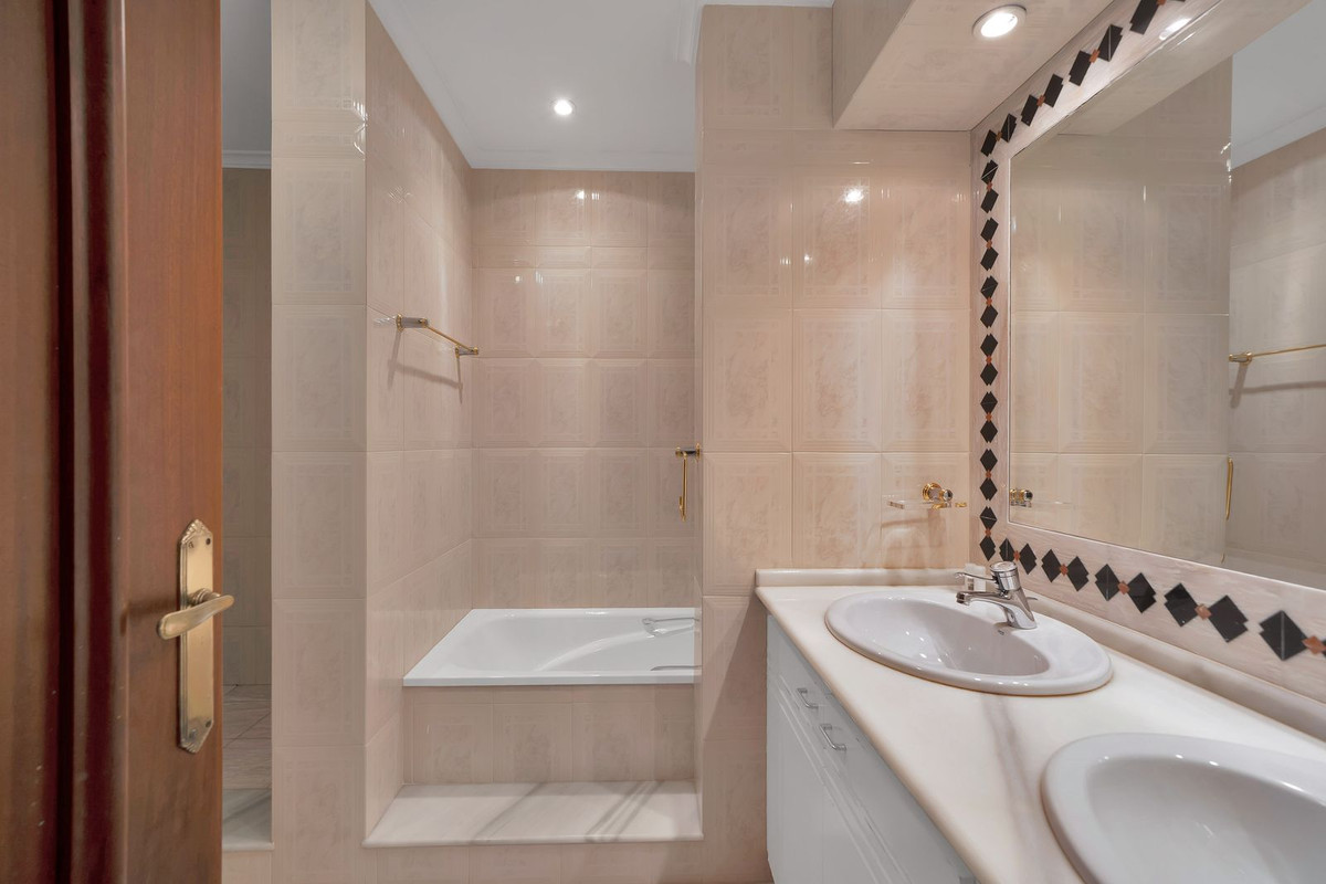 6 Bed Townhouse for sale in Hacienda Las Chapas Costa Del Sol, Málaga, Spain
