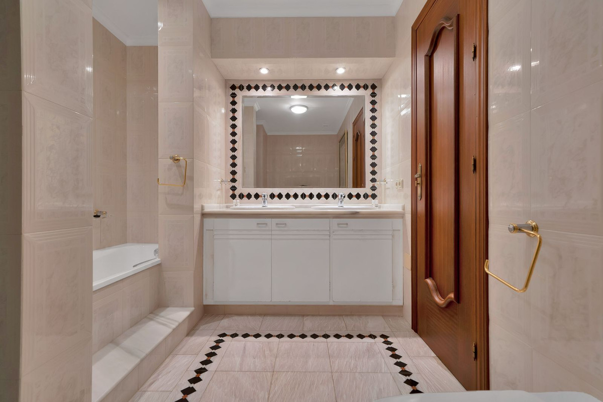 6 Bed Townhouse for sale in Hacienda Las Chapas Costa Del Sol, Málaga, Spain