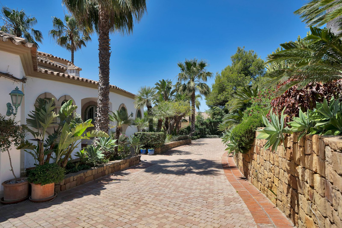 6 Bed Townhouse for sale in Hacienda Las Chapas Costa Del Sol, Málaga, Spain