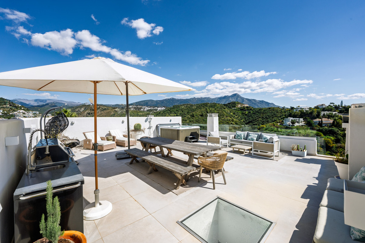 3 Bed Apartment for sale in La Quinta Costa Del Sol, Málaga, Spain