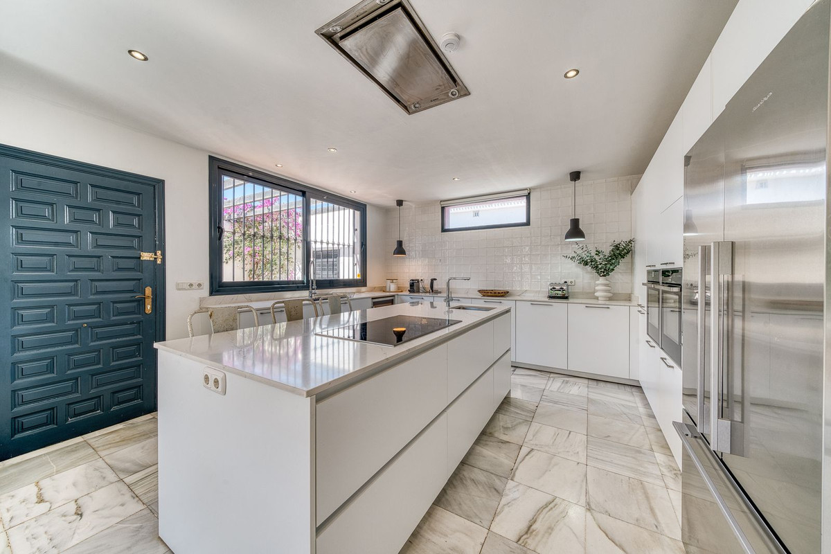 6 Bed Townhouse for sale in Nueva Andalucía Costa Del Sol, Málaga, Spain