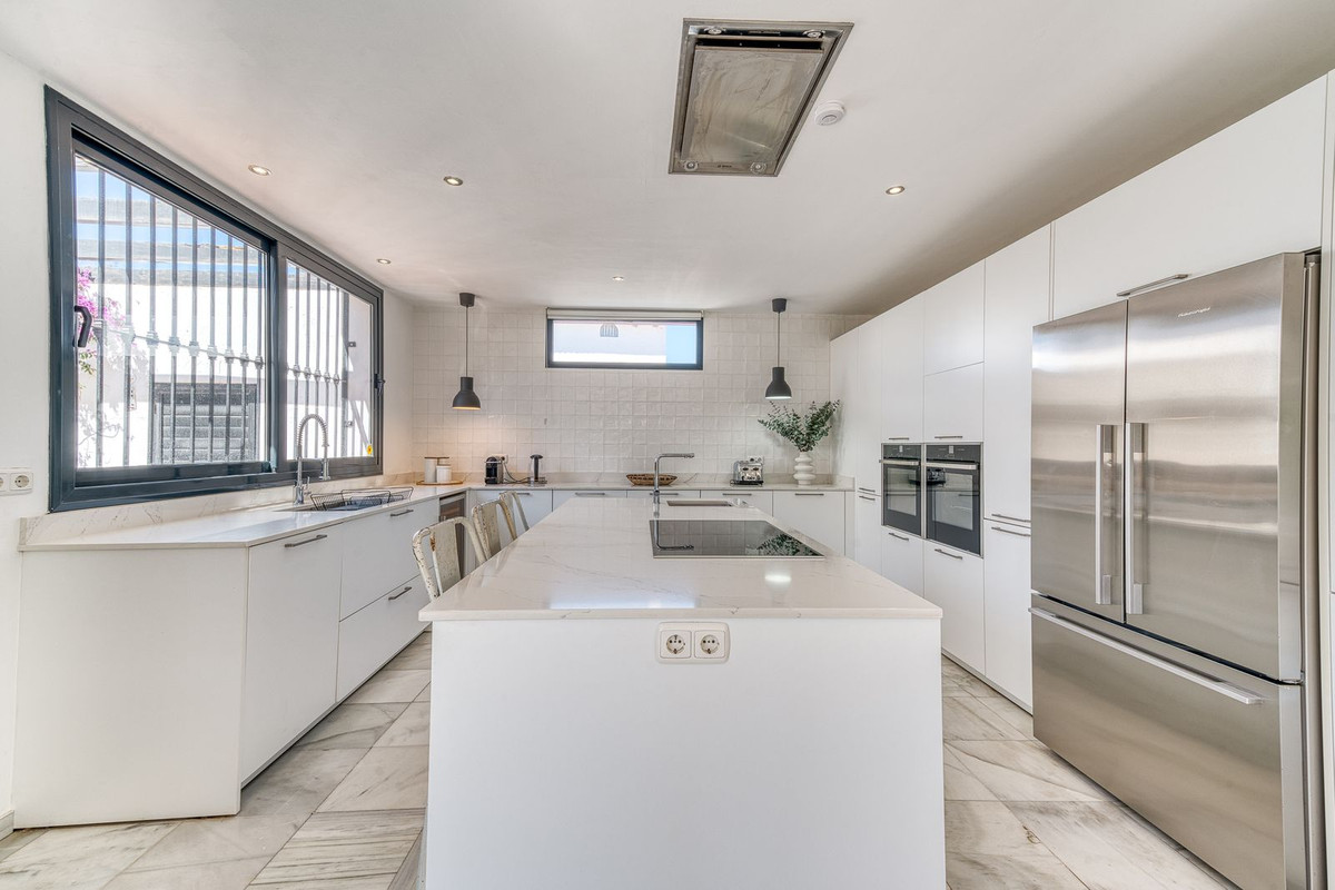 6 Bed Townhouse for sale in Nueva Andalucía Costa Del Sol, Málaga, Spain