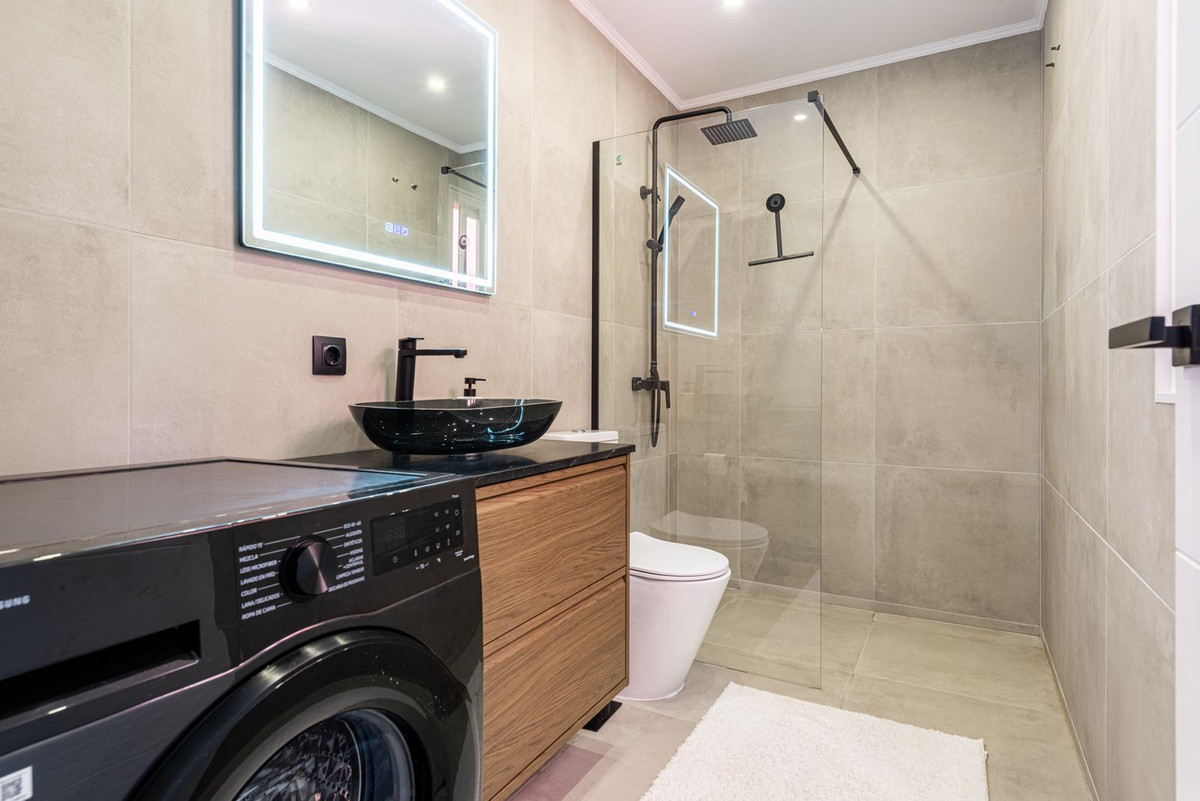 Se vende Apartamento Planta Media de 2 dormitorios en Costa Del Sol, Málaga, España