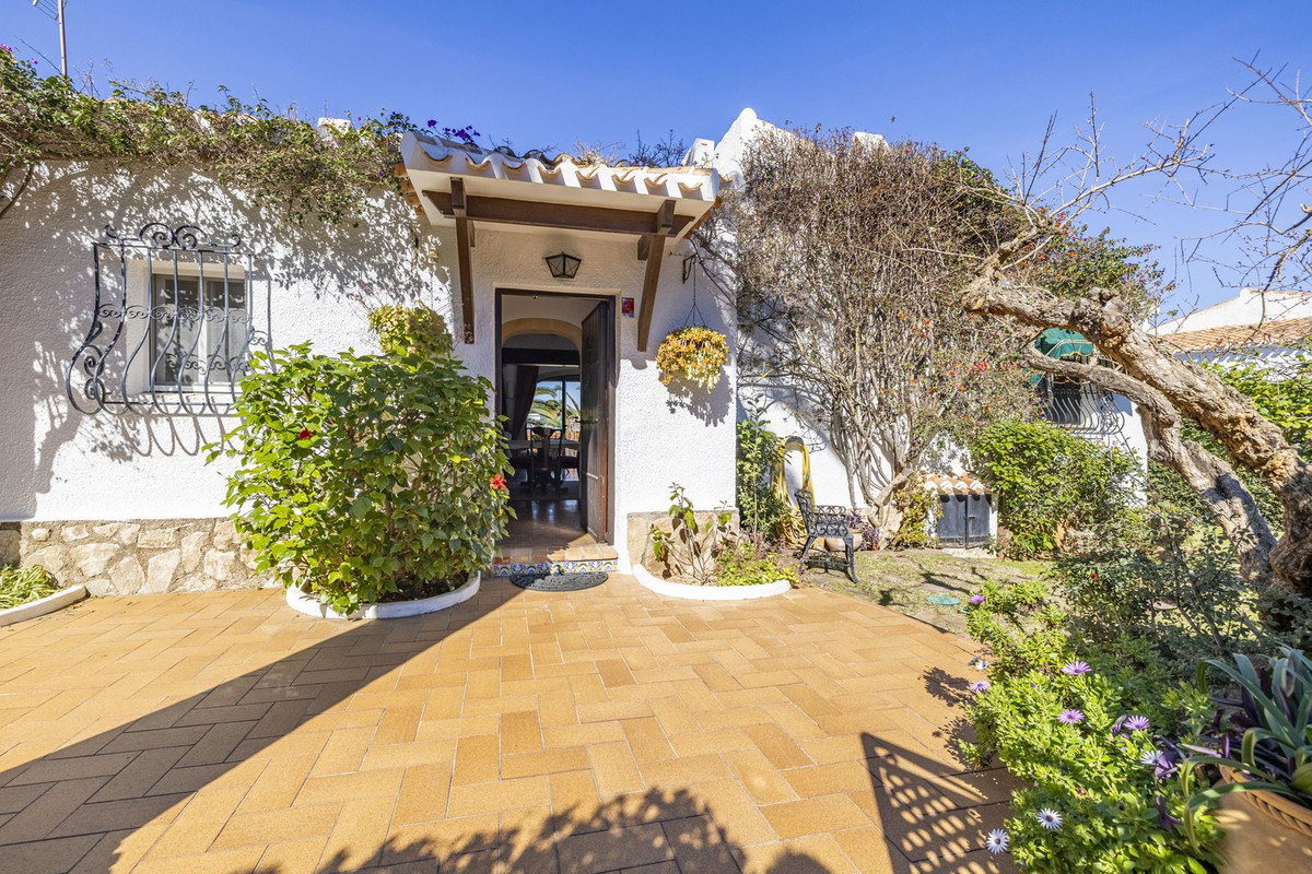Se vende Villa - Chalet de 4 dormitorios en Costa Blanca, Alicante, España