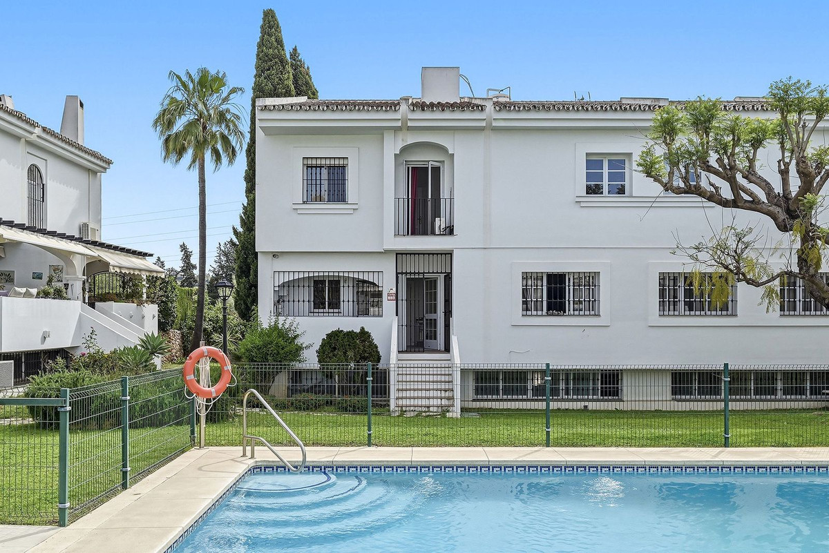 4 Bed Townhouse for sale in Nueva Andalucía Costa Del Sol, Málaga, Spain