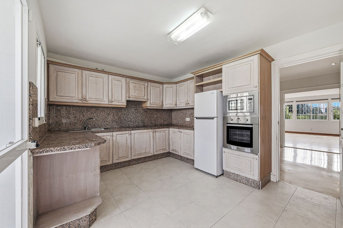 4 Bed Townhouse for sale in Nueva Andalucía Costa Del Sol, Málaga, Spain