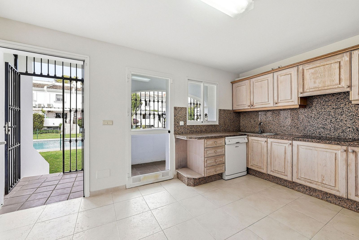 4 Bed Townhouse for sale in Nueva Andalucía Costa Del Sol, Málaga, Spain