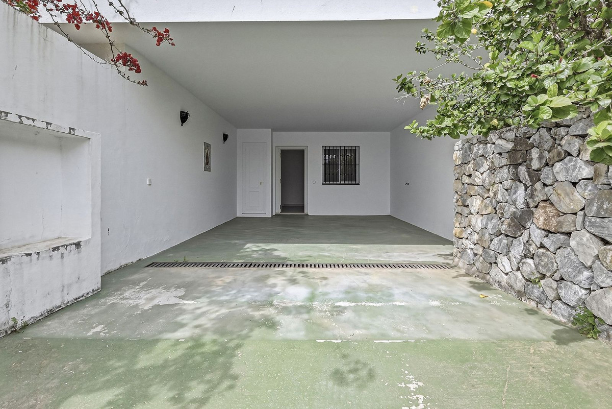 4 Bed Townhouse for sale in Nueva Andalucía Costa Del Sol, Málaga, Spain
