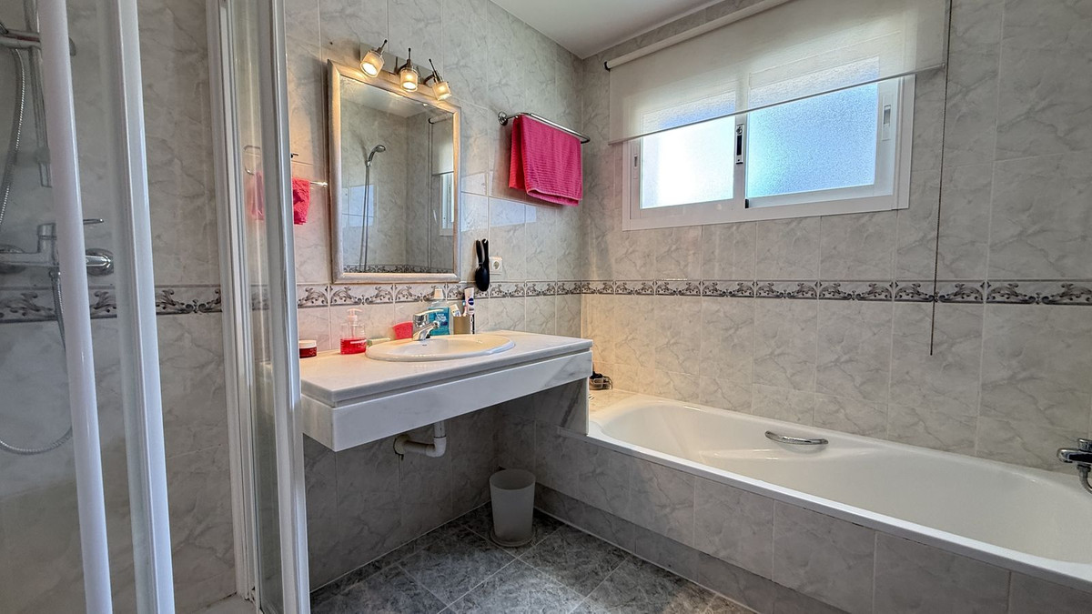 Se vende Villa - Chalet de 3 dormitorios en Costa Del Sol, Málaga, España