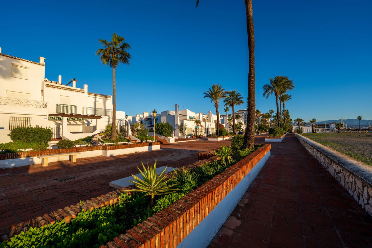 2 Bed Townhouse for sale in La Duquesa Costa Del Sol, Málaga, Spain