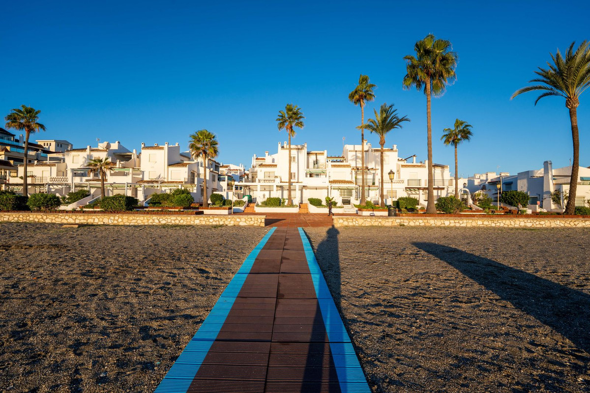2 Bed Townhouse for sale in La Duquesa Costa Del Sol, Málaga, Spain