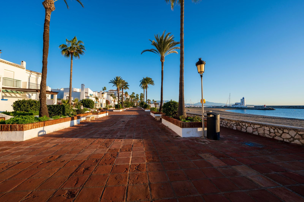 2 Bed Townhouse for sale in La Duquesa Costa Del Sol, Málaga, Spain