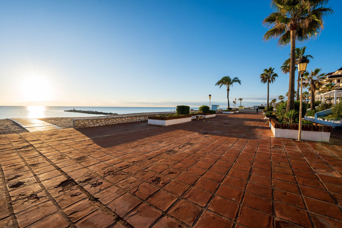 2 Bed Townhouse for sale in La Duquesa Costa Del Sol, Málaga, Spain
