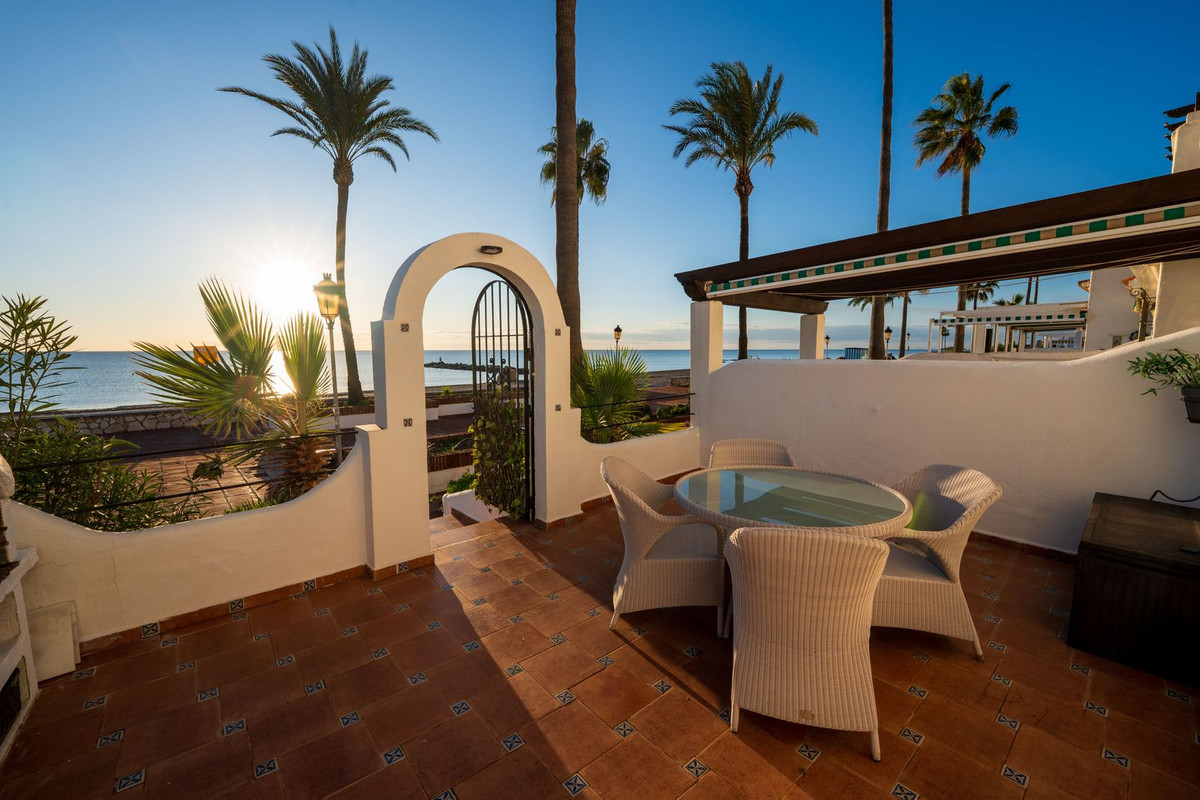 2 Bed Townhouse for sale in La Duquesa Costa Del Sol, Málaga, Spain