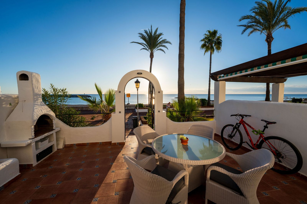 2 Bed Townhouse for sale in La Duquesa Costa Del Sol, Málaga, Spain