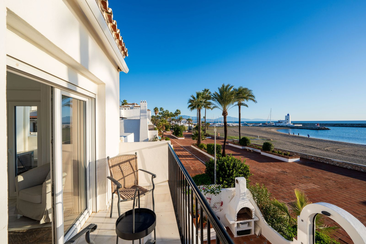 2 Bed Townhouse for sale in La Duquesa Costa Del Sol, Málaga, Spain