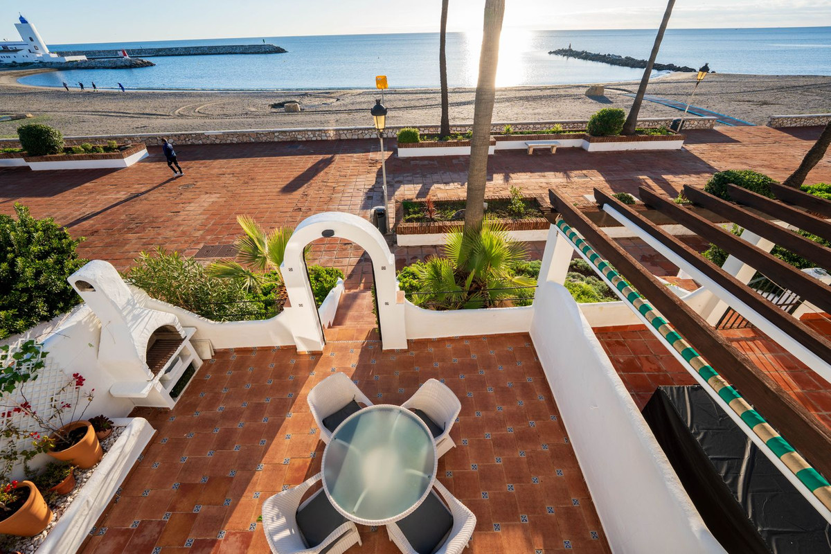2 Bed Townhouse for sale in La Duquesa Costa Del Sol, Málaga, Spain