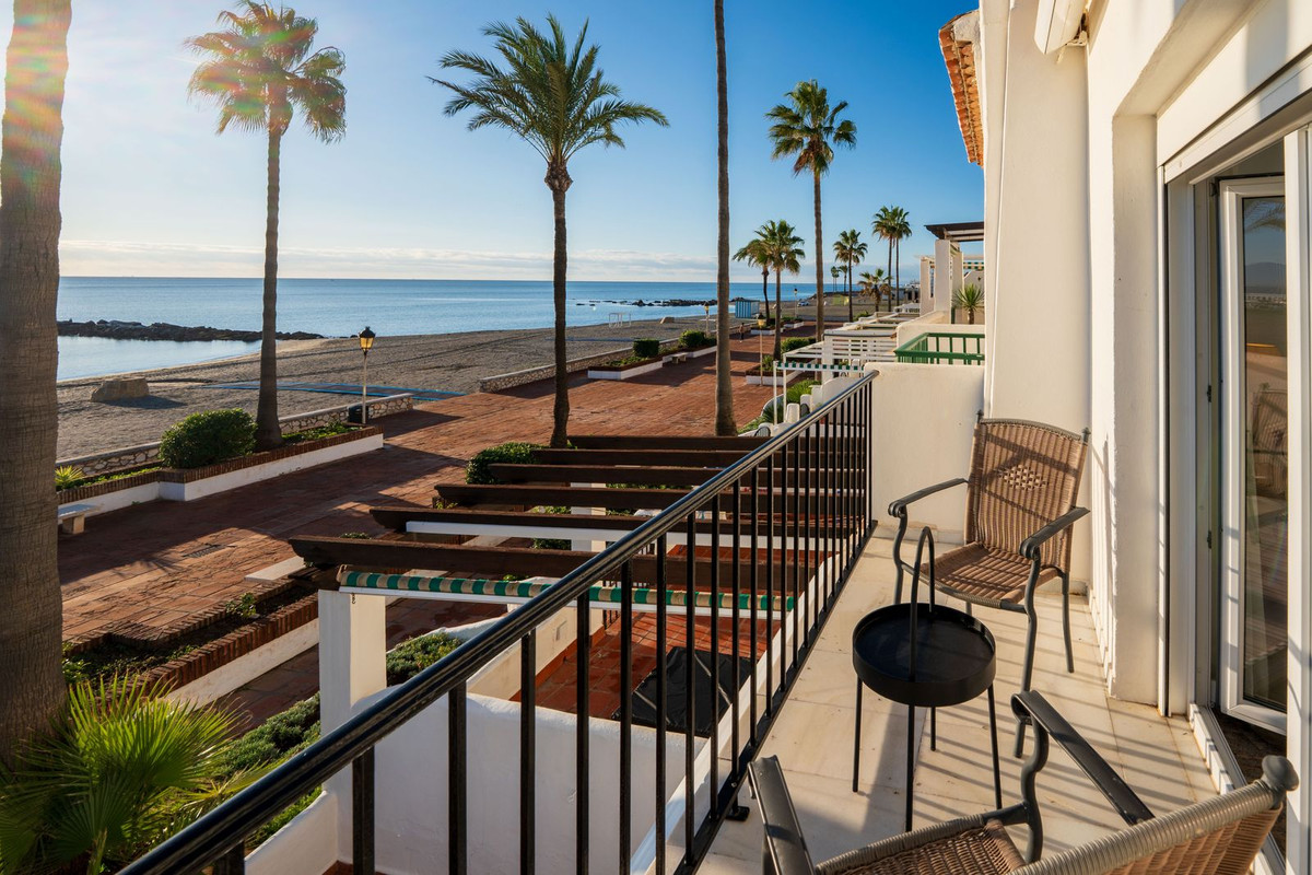 2 Bed Townhouse for sale in La Duquesa Costa Del Sol, Málaga, Spain