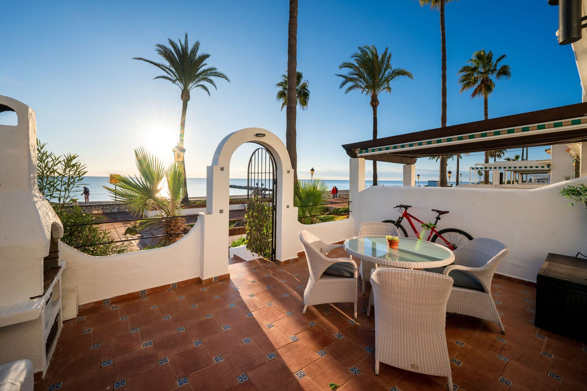 2 Bed Townhouse for sale in La Duquesa Costa Del Sol, Málaga, Spain