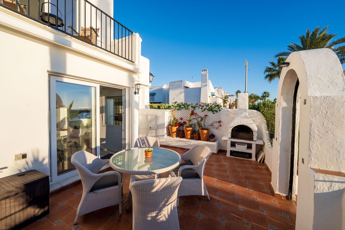 2 Bed Townhouse for sale in La Duquesa Costa Del Sol, Málaga, Spain