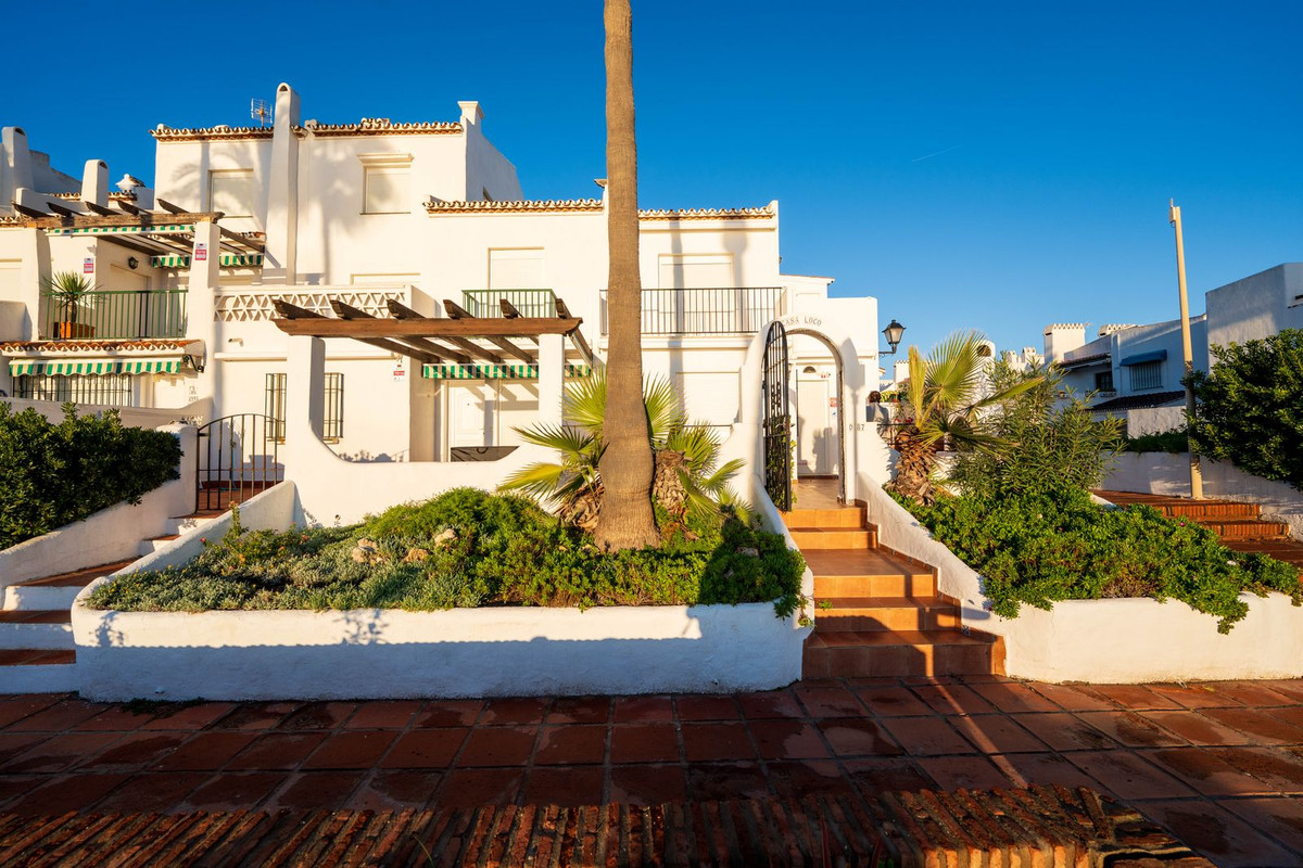 2 Bed Townhouse for sale in La Duquesa Costa Del Sol, Málaga, Spain