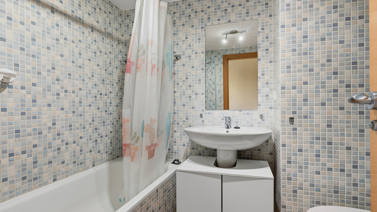 Se vende Apartamento Planta Media de 2 dormitorios en Costa Del Sol, Málaga, España