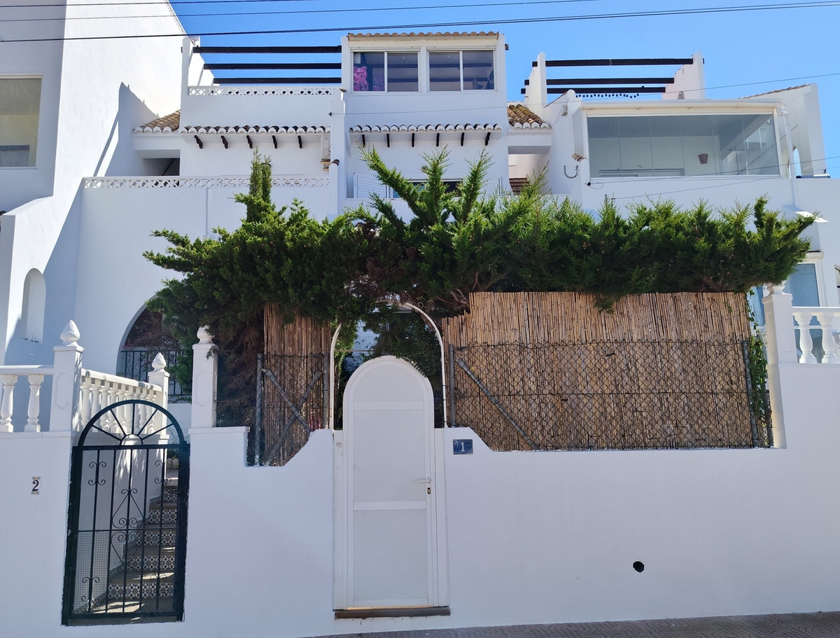 2 Bed Townhouse for sale in Dona Pepa Costa Blanca, Alicante, Spain