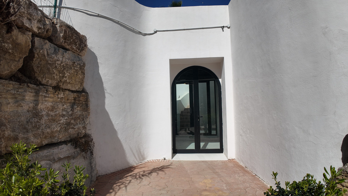 2 Bed Apartment for sale in Nueva Andalucía Costa Del Sol, Málaga, Spain