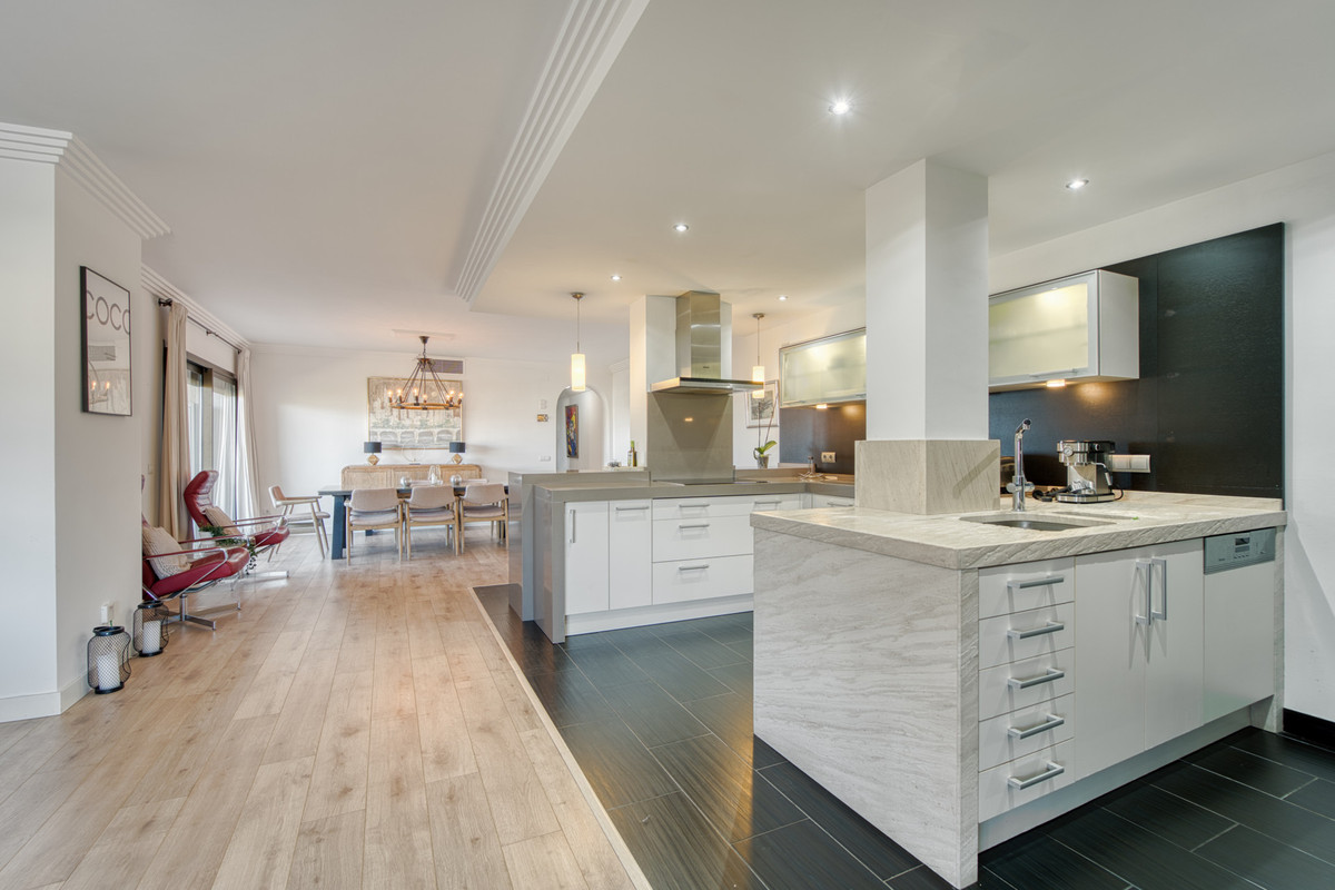 2 Bed Apartment for sale in Estepona Costa Del Sol, Málaga, Spain