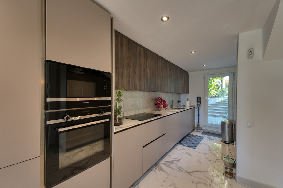 5 Bed Townhouse for sale in Benahavís Costa Del Sol, Málaga, Spain
