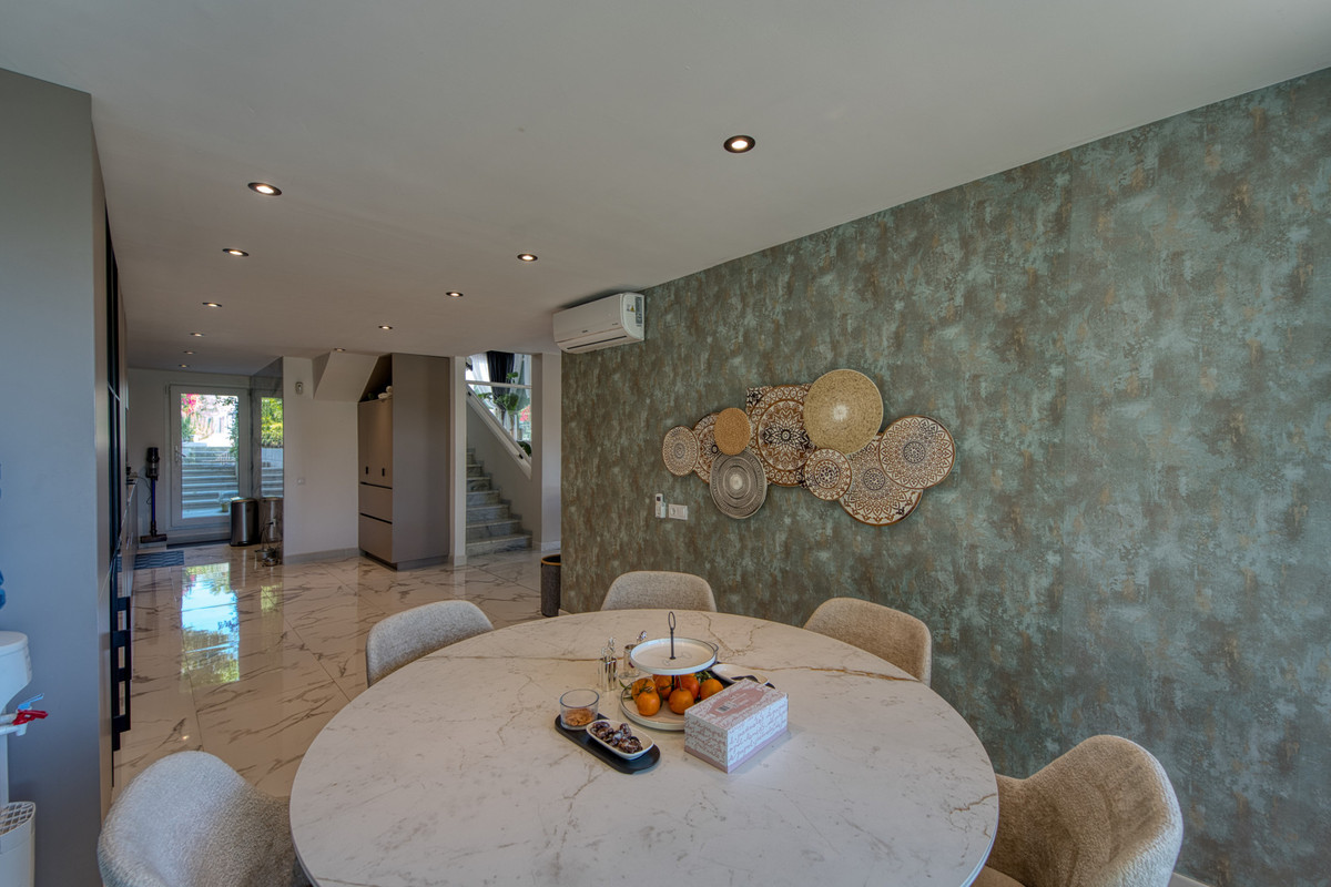5 Bed Townhouse for sale in Benahavís Costa Del Sol, Málaga, Spain
