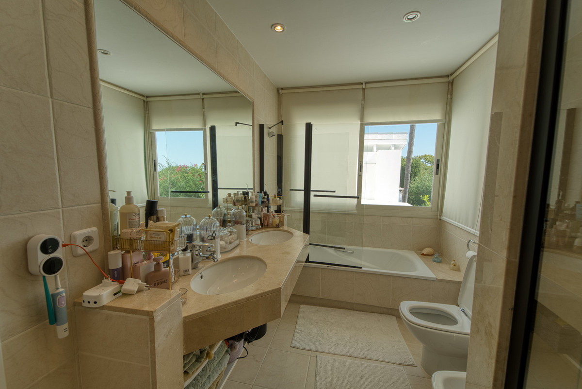 5 Bed Townhouse for sale in Benahavís Costa Del Sol, Málaga, Spain