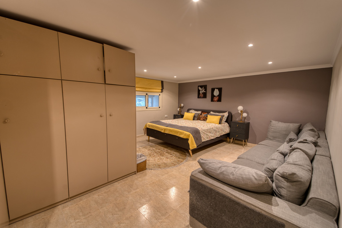 5 Bed Townhouse for sale in Benahavís Costa Del Sol, Málaga, Spain