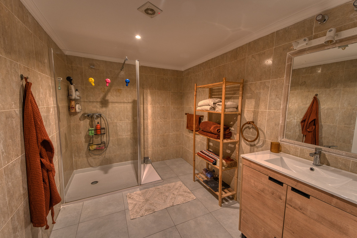 5 Bed Townhouse for sale in Benahavís Costa Del Sol, Málaga, Spain