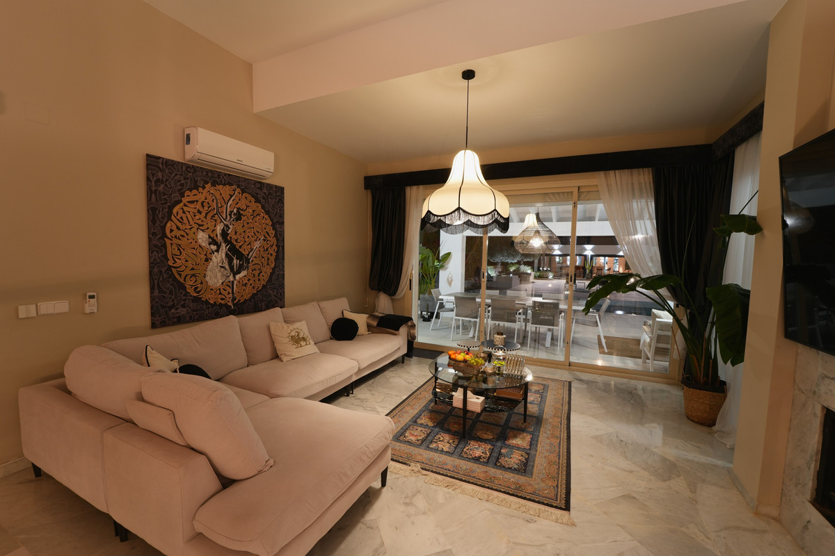 5 Bed Townhouse for sale in Benahavís Costa Del Sol, Málaga, Spain