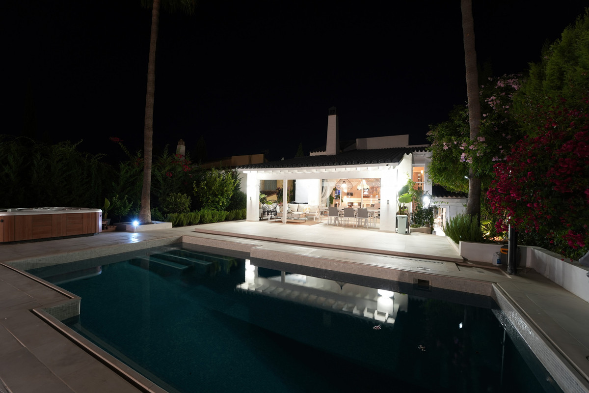 5 Bed Townhouse for sale in Benahavís Costa Del Sol, Málaga, Spain