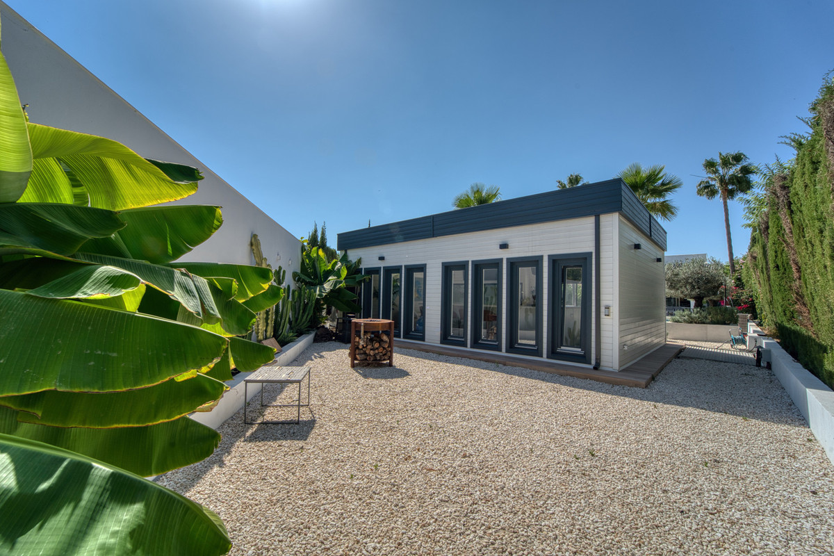 5 Bed Townhouse for sale in Benahavís Costa Del Sol, Málaga, Spain