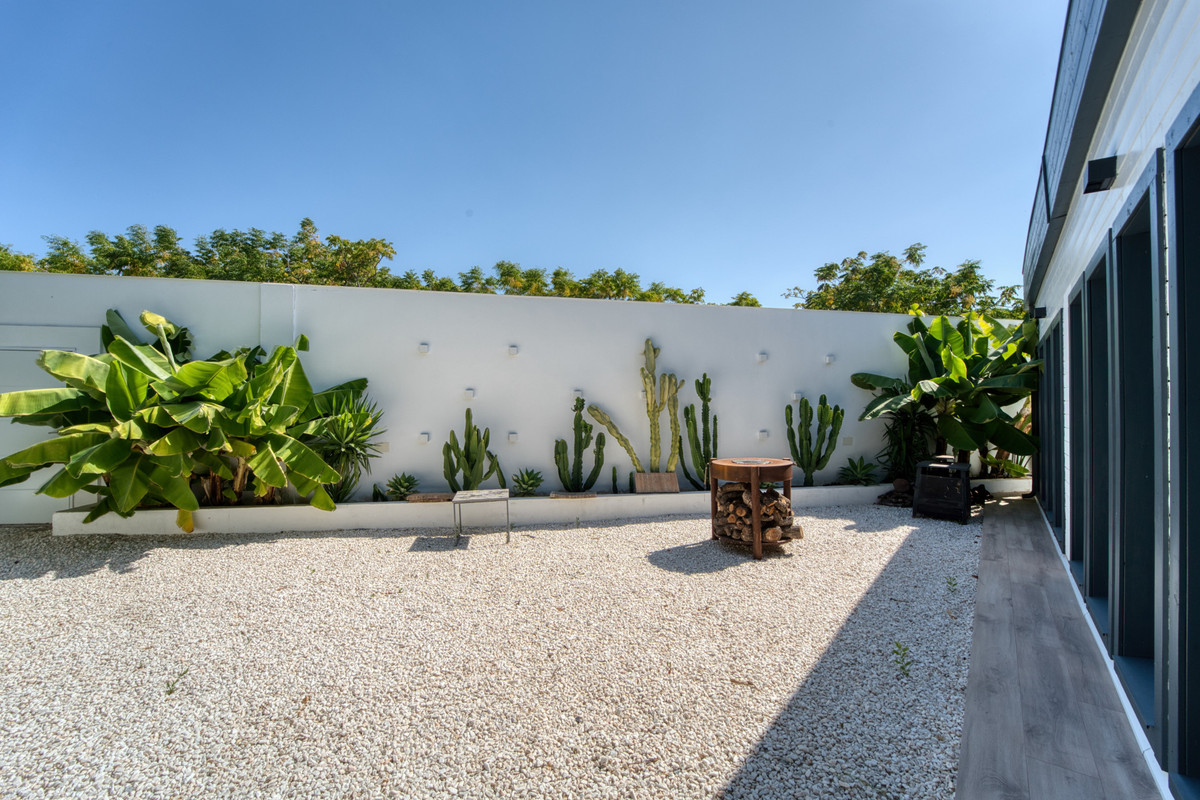 5 Bed Townhouse for sale in Benahavís Costa Del Sol, Málaga, Spain