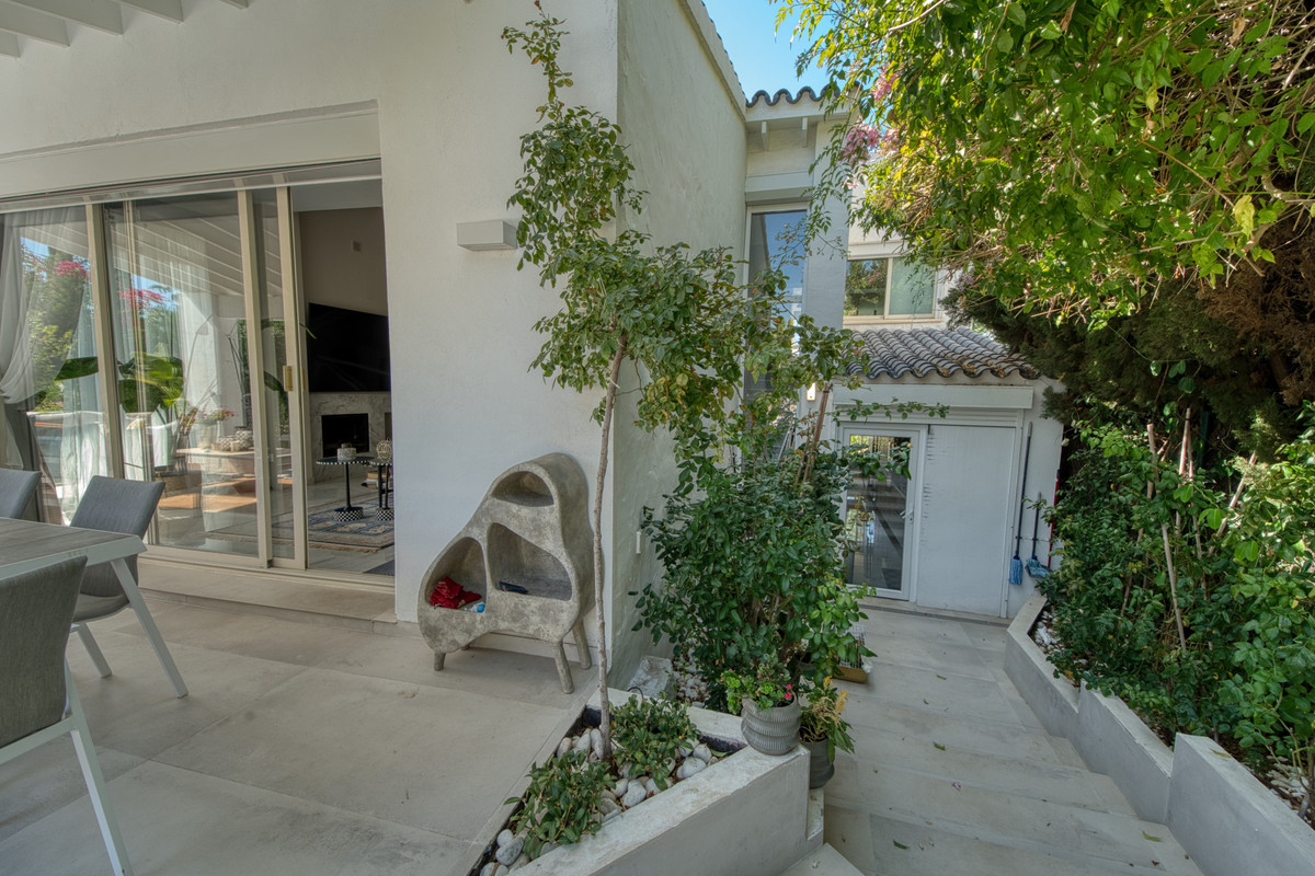5 Bed Townhouse for sale in Benahavís Costa Del Sol, Málaga, Spain