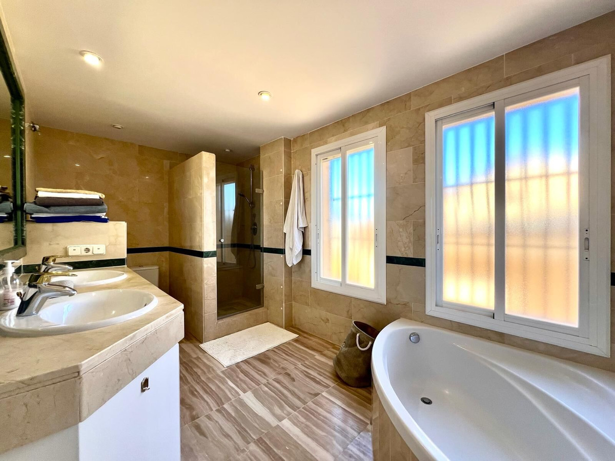 4 Bed Apartment for sale in Marbella Costa Del Sol, Málaga, Spain